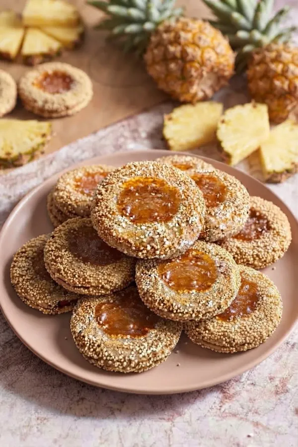 Galleta de amaranto con centro suave de mermelada sabor piña, juntos una explosión de sabor